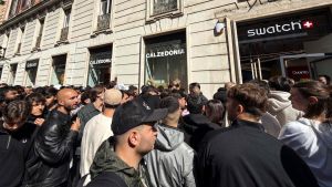 Esce il nuovo Swatch, in fila per ore davanti al negozio