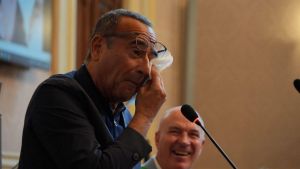 Carlo Conti diventa cittadino onorario di Livorno e si commuove: «Sono metà di scoglio...» – La dedica speciale
