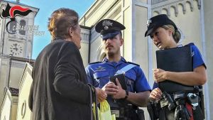 Chiedeva soldi per una onlus davanti ai supermercati ma era una truffa: scatta il divieto di dimora in Fvg