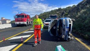 Si ribalta con l’auto sul Romito: un altro incidente alla curva del Boccale