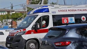 Incidente sul lavoro a Lungavilla, sale in piedi sul muletto e cade da tre metri: grave trauma cranico