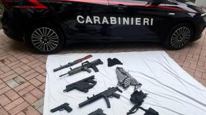 Armi e passamontagna davanti al distributore: scambiati per rapinatori, ma giravano un video per TikTok