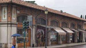 Primi lavori al mercato coperto di Gorizia. Interessati i 13 negozi esterni