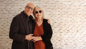 Paolo Hendel torna a teatro: “Gli anni mi sono scappati a grandi balzi. La comicità salva sempre, persino dalla vecchiaia”