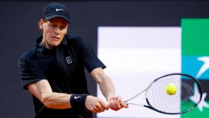 Il diluvio ferma Sinner sul più bello: sorpassa Medvedev, poi il rinvio. Si riprende oggi