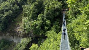Inaugurato il ponte tibetano tra Cecima e Ponte Nizza: 70 metri sospesi nel vuoto in Oltrepò Pavese