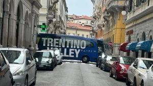 Pullman del Trentino Volley sbaglia strada e percorre contromano via Belpoggio a Trieste