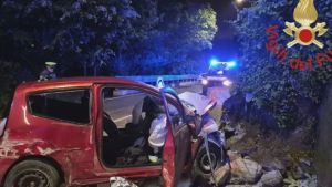 Como, sbandano con l’auto e finiscono contro un muro: muore un 21enne – In ospedale i due amici