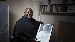 El padre Faustin, rector de Sant Agustí: “Omella me dijo en septiembre que teníamos que arreglar la iglesia por si venía el Papa”