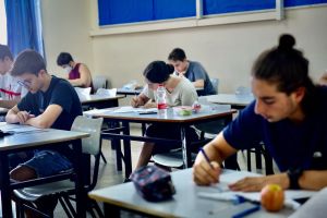 Report: Just 3% of Israeli ninth graders met science requirements in latest tests