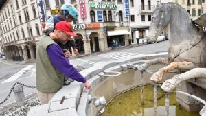 Conegliano, vandali alla Fontana dei Cavalli: rifiuti e degrado