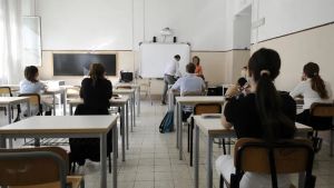 Bullo spedisce all’ospedale due compagni delle medie