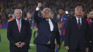 El show de Flo y Mou relaja a Laporta