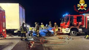 Incidente sull’A1, auto si infila sotto un camion: morto un ragazzo di 22 anni