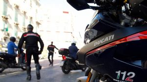 Napoli, brasiliano di 43 anni ferito al collo con un coltello
