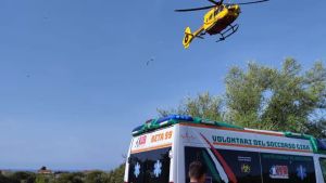 Scontro tra due auto, una finisce fuori strada: almeno cinque feriti