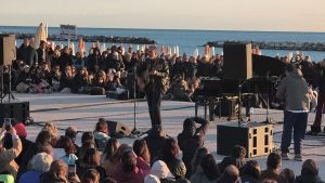 Fano si sveglia sulle note di Brunori Sas: duemila persone all’alba in Sassonia