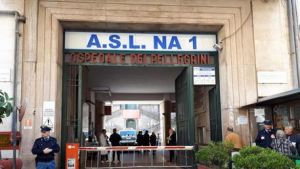 Napoli, quindicenne ferito a colpi di pistola in piazza Mercato