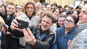 Le trenta candeline del Ciclone. Pieraccioni show tra gag e selfie: “Siamo ancora tutti vivi”