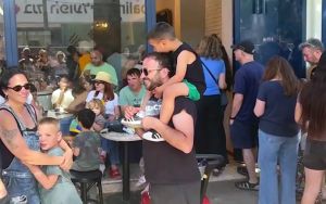 Hundreds show up to support Rehovot businesses fined for opening on Shabbat