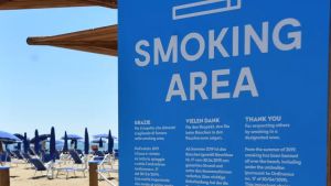 Spiagge, litorale veneziano smoking free: prima estate a tolleranza zero