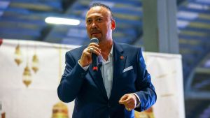 Esas soru; neden böyle biri siyasette?