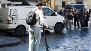 Caccia ai monopattini irregolari. Task force della Municipale. Nel mirino i mezzi senza targa