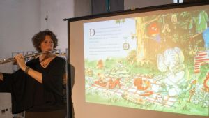 Flötistin Britta Roscher entführt in den Dschungel und lässt ihr Publikum auf Nudeln blasen