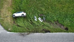Auto finite in un fosso dopo aver abbattuto pali della luce e segnali stradali: tre incidenti in poche ore nel Pordenonese, un ferito