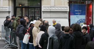 Si des jeunes hommes font la queue devant des magasins Swatch, c’est qu’ils ne peuvent pas faire autrement