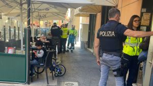 Livorno, spruzza spray verso i clienti seduti a un bar del centro e scappa via