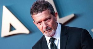 Hollywood 'toma' las elecciones en Andalucía: locura en Málaga con la votación de Antonio Banderas