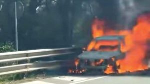 Livorno, auto prende fuoco sul Romito: traffico in tilt