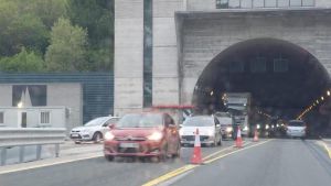 Un pequeño accidente causa retenciones de veinte minutos en la Autopista del Huerna, a la altura del Negrón