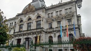 Los partidos asturianos reaccionan a las elecciones andaluzas: silencio en el PSOE y satisfacción en el PP, que destaca el triunfo de la 