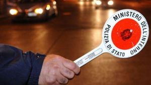 Trasporta 14 bambini dentro una 500: donna fermata dalla polizia