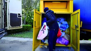 Busto: il contenitore degli abiti usati è pieno, lei lascia i vestiti accanto. Multa da mille euro