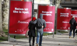 Sošolko po zabavi potisnil na posteljo in posilil