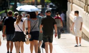 El tiempo da un giro este lunes: calor en buena parte de España y aviso por lluvias fuertes en Cataluña