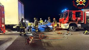Tragico incidente lungo l’A1 nel Lodigiano, l’auto si infila sotto un camion: Simone Candido muore a 22 anni