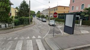 Padova, anziana rapinata in strada: «Mi ha stretto il collo, mi sono sentita soffocare»
