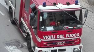 Auto in fiamme sul raccordo autostradale 13 all’altezza di Sistiana