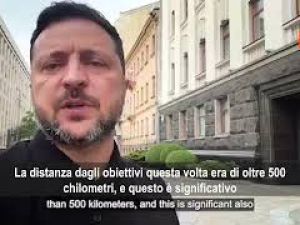 Mosca colpita a 500 chilometri dal confine, Zelensky: Superati i sistemi di difesa russi