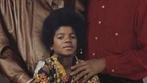 Kusursuzluğun bedelini çocukluğuyla ödeyen Michael Jackson: Bir dünya starına üzülmek… 18 Mayıs 2026