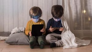 Smartphone e social ai bambini, effetti su memoria e aggressività, i pediatri: «Attenti ai più piccoli»