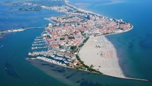 Navigazione a rischio nel canale di accesso a Grado: «C’è una rotta naturale»