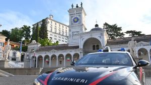 Tenta di rubare un'auto, devasta i veicoli in sosta e aggredisce i carabinieri con cocci di bottiglia: fermato con il taser
