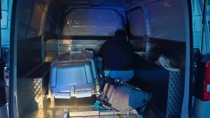 Quattro ragazzi in festa sul carro funebre: denunciato l’impresario ubriaco