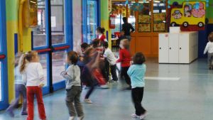 Maltrattamenti alla materna di Desio, il racconto: “Quella festa di Natale surreale, coi bimbi tutti seduti in silenzio”
