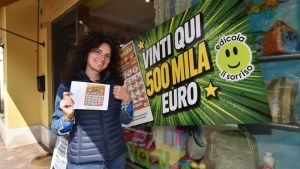 Vince mezzo milione col biglietto da 5 euro e abbraccia la negoziante